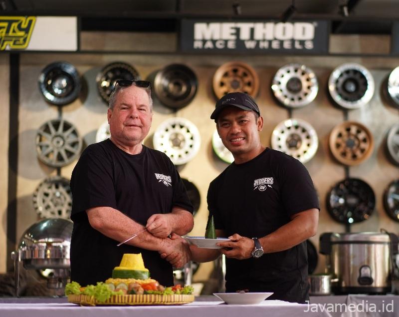 Tommy Comerford (kiri), Padders Indonesia Diharapkan Dapat Memenuhi Kebutuhan Pasar Sparepart Otomotif Berkualitas.jpg