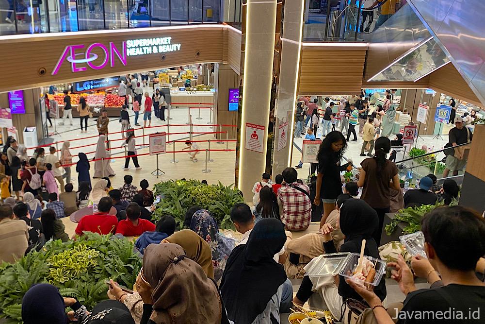 Suasana pengunjung Supermarket AEON di DP Mall Semarang